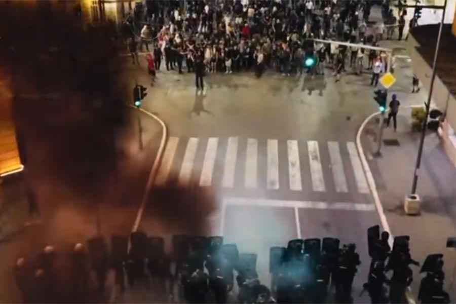 DRAMATIČNE SNIMKE S DRUGE STRANE DRINE: Kordon policije silovito krenuo u razbijanje demonstracija, pogledajte kako je sve završilo…