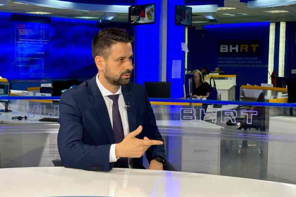 DRAMA U PARLAMENTU BiH, KOMISIJA ODBILA INFORMACIJU SRĐANA AMIDŽIĆA: Kako i ko je razdijelio 2,1 milion maraka DRAMA U PARLAMENTU BiH, KOMISIJA ODBILA INFORMACIJU SRĐANA AMIDŽIĆA: Kako i ko je razdijelio 2,1 milion maraka