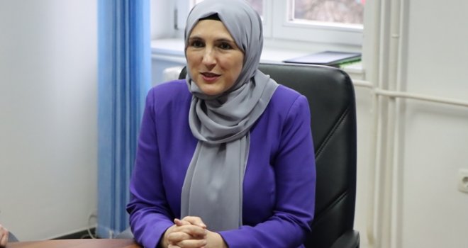 ‘Tiranija s pozicije moći, šta je sljedeće?!’: Ministrica Hota-Muminović najavila ‘istragu’ u školi zbog ‘izjave o Aliji’