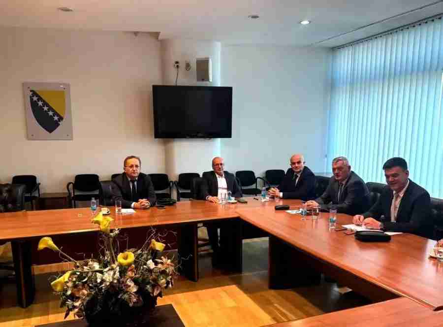 OVO SU NJIHOVI ADUTI PROTIV DRAGANA ČOVIĆA: Na pomolu osnivanje Petorke – cilj je pobijediti HDZ BiH OVO SU NJIHOVI ADUTI PROTIV DRAGANA ČOVIĆA: Na pomolu osnivanje Petorke – cilj je pobijediti HDZ BiH