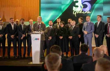 BAKIR IZETBEGOVIĆ ZAGRMIO NA KRITIČARE ALIJE: “Lako je mudrovati iz toplih kancelarija, u rovovima je GINULO 500 MJESEČNO naših vojnika”