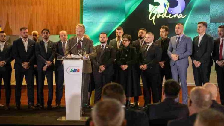 BAKIR IZETBEGOVIĆ ZAGRMIO NA KRITIČARE ALIJE: “Lako je mudrovati iz toplih kancelarija, u rovovima je GINULO 500 MJESEČNO naših vojnika”