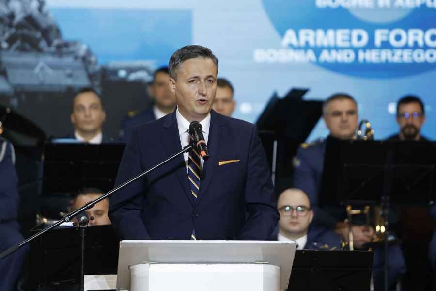 NA SVEČANOJ AKADEMIJI, DENIS BEĆIROVIĆ PORUČIO: “OS BiH su vojska svih nas – jačanje kapaciteta i put ka NATO-u ostaju prioritet”