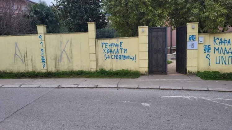 BRUKA I SRAMOTA: Sramne poruke na zidovima Ambasade BiH