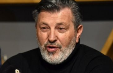 Šerif Konjević o fotografiji sa Orićem i Lukasom: ‘Aca je naš brat, nisam ni znao ko sjedi pored mene… Moje je da pjevam’