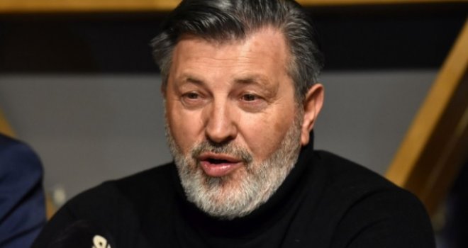 Šerif Konjević o fotografiji sa Orićem i Lukasom: ‘Aca je naš brat, nisam ni znao ko sjedi pored mene… Moje je da pjevam’