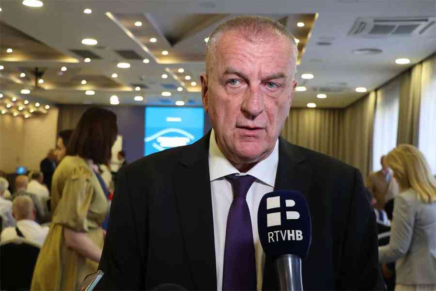 PUŠE (J)UGO, VRISKA BURA: Čović je u Zagreb poveo najodanije ljude, među njima je bio i sarajevski profesor…