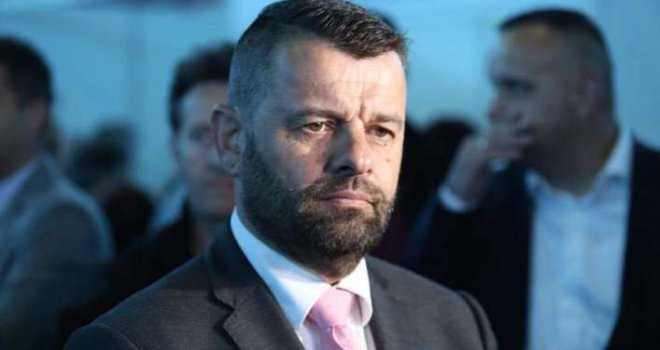 Ministar Hurtić nakon paljenja zastave BiH: ‘Nije to izolovani incident, već upozorenje koliko su opasni govor mržnje i ekstremizam’