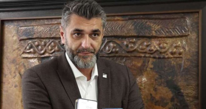 EMIR SULJAGIĆ U NEVJERICI: “Jučer me balavica, bjelkinja sa američkim pasošem i svim pravima koja iz toga proizlaze nazove…”