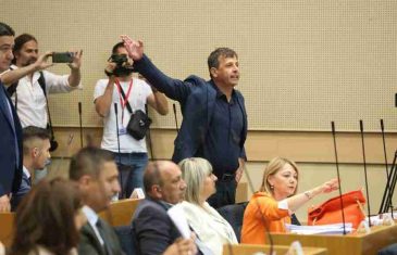 VUKANOVIĆ IZAZVAO HAOS U NARODNOJ SKUPŠTINI: “Obren je prvo bio Turčin, pa onda postao vojvoda…”