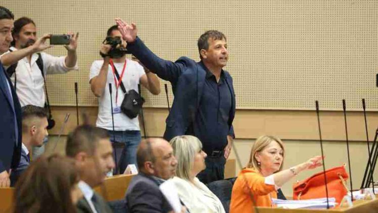 VUKANOVIĆ IZAZVAO HAOS U NARODNOJ SKUPŠTINI: “Obren je prvo bio Turčin, pa onda postao vojvoda…”