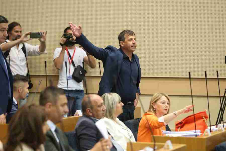 VUKANOVIĆ IZAZVAO HAOS U NARODNOJ SKUPŠTINI: “Obren je prvo bio Turčin, pa onda postao vojvoda…”