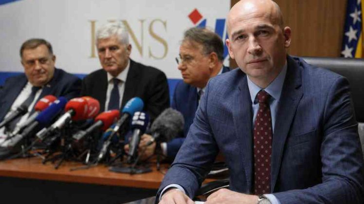 PREMIJER ZDK NEZIR PIVIĆ: “Trojka nema ni snage ni kapaciteta da se nosi sa Dodikom i Čovićem, puno manja šteta za državu bi bilo da…”