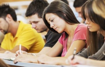 Studenti pronašli nov način varanja na ispitima, teško ga je primijetiti: ‘Diplomiraš, a ništa nisi naučio’
