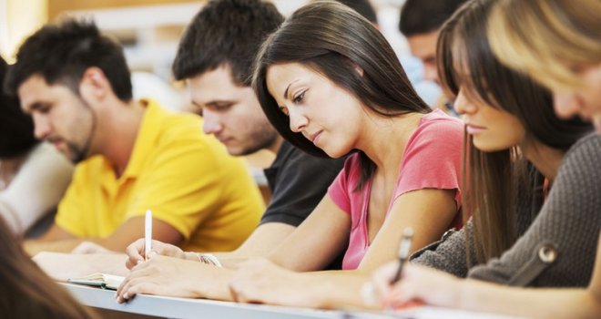 Studenti pronašli nov način varanja na ispitima, teško ga je primijetiti: ‘Diplomiraš, a ništa nisi naučio’