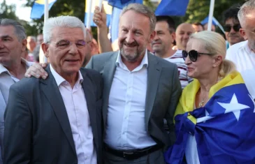 SDA i sateliti zajedno s Dodikom slave odlazak Schmidta. Razlika je samo što Dodik ima plan za poslije Schmidta, a oni šire paniku
