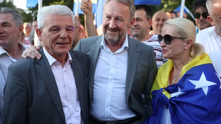 SDA i sateliti zajedno s Dodikom slave odlazak Schmidta. Razlika je samo što Dodik ima plan za poslije Schmidta, a oni šire paniku