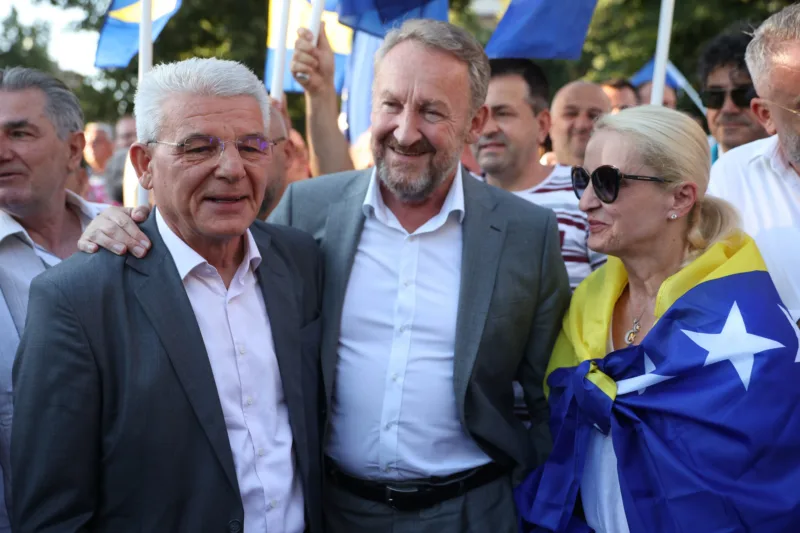 SDA i sateliti zajedno s Dodikom slave odlazak Schmidta. Razlika je samo što Dodik ima plan za poslije Schmidta, a oni šire paniku