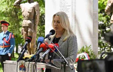 „ZAMISLITE DELEGACIJU NACISTIČKE NJEMAČKE KAKO POLAŽE VIJENAC VOJNICIMA..“: Burne reakcije nakon istupa Željke Cvijanović…