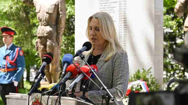 „ZAMISLITE DELEGACIJU NACISTIČKE NJEMAČKE KAKO POLAŽE VIJENAC VOJNICIMA..“: Burne reakcije nakon istupa Željke Cvijanović…