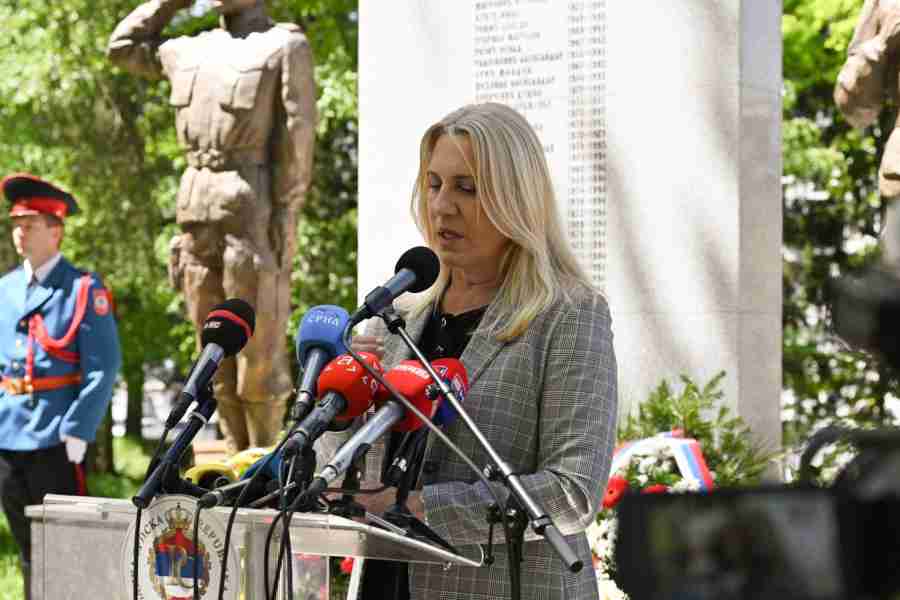 „ZAMISLITE DELEGACIJU NACISTIČKE NJEMAČKE KAKO POLAŽE VIJENAC VOJNICIMA..“: Burne reakcije nakon istupa Željke Cvijanović…