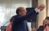 “NEPRIJATNO, JAKO NEPRIJATNO”: Društvene mreže gore zbog snimaka Vučićevog slavlja uoči ostavke, građani mu poručuju da se ide liječiti