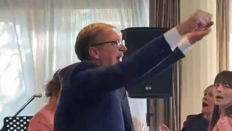 “NEPRIJATNO, JAKO NEPRIJATNO”: Društvene mreže gore zbog snimaka Vučićevog slavlja uoči ostavke, građani mu poručuju da se ide liječiti