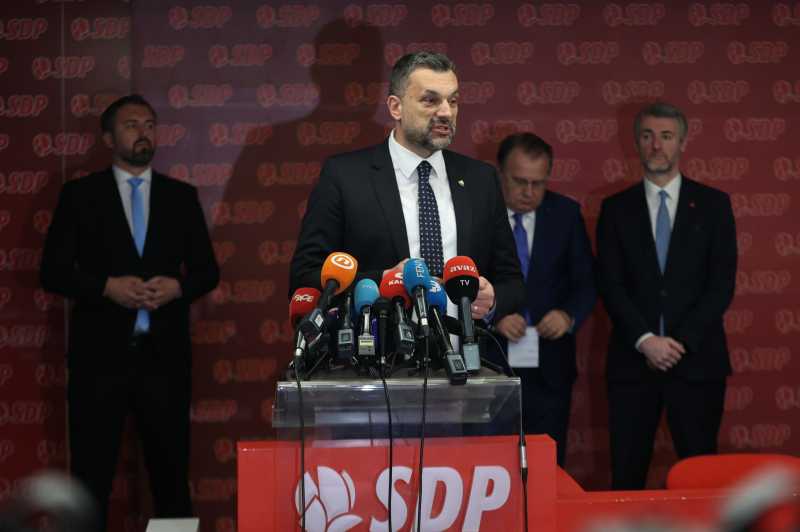 Trojka u mreži vlastitog licemjerja Trojka u mreži vlastitog licemjerja